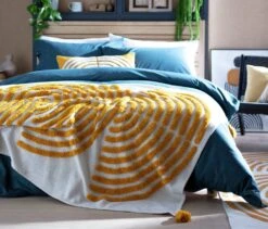 Habitat Geo Tufted Throw - White & Yellow - 125x150cm -Home Furnishings Store 1309944 R Z001C
