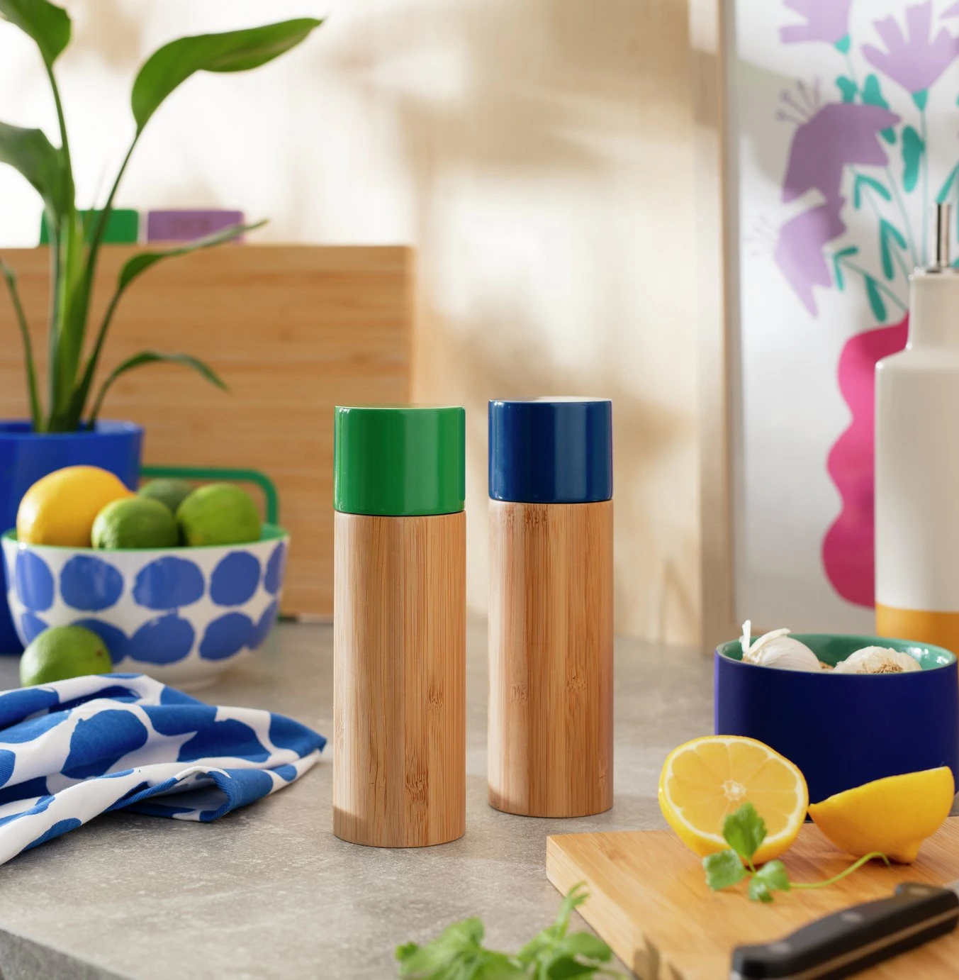 Habitat Emerald Salt And Pepper Mill Set - Blue And Green 4 Habitat Emerald Salt And Pepper Mill Set - Blue And Green - Image 2