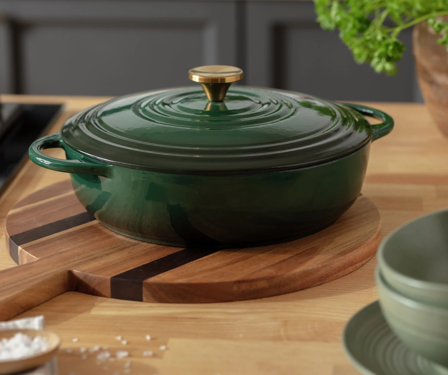 Habitat 4 Litre Cast Iron Casserole Dish - Green 8 Habitat 4 Litre Cast Iron Casserole Dish - Green - Image 6