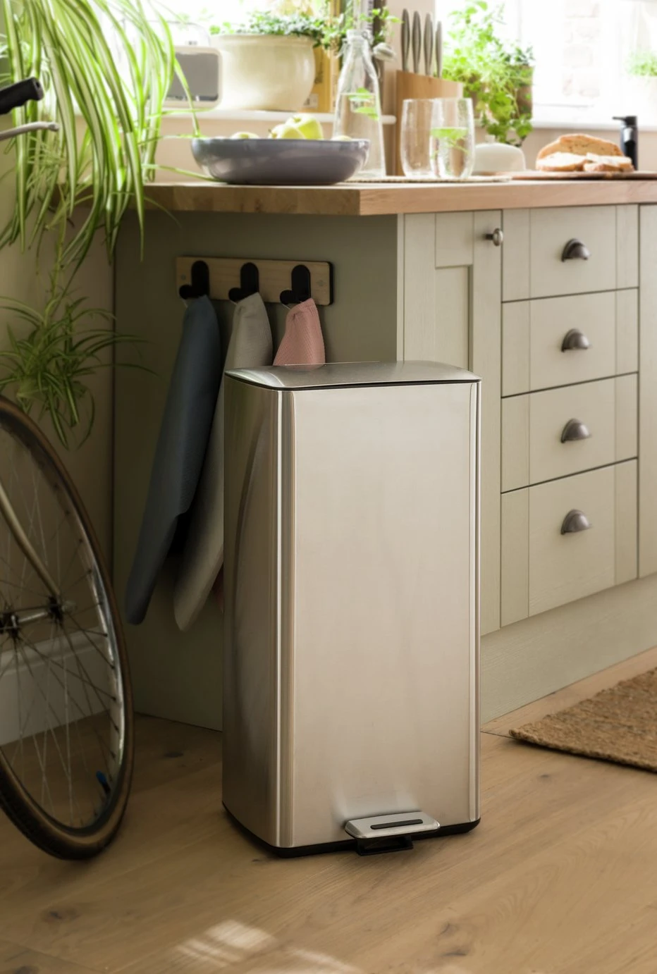 Habitat 30 Litre Modern Rectangular Bin - Silver 4 Habitat 30 Litre Modern Rectangular Bin - Silver - Image 2