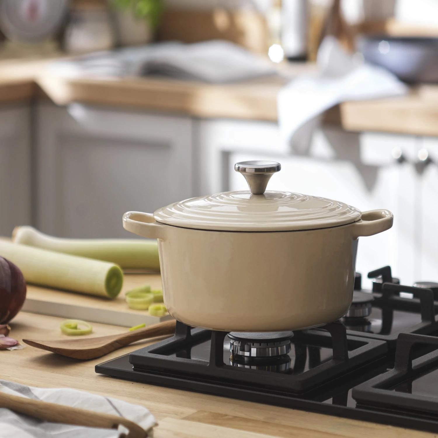 Habitat 2.4 Litre Oval Iron Casserole Dish - Cream 4 Habitat 2.4 Litre Oval Iron Casserole Dish - Cream - Image 2